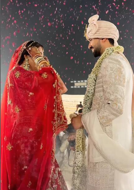 झील ने लाल रंग का लहंगा पहना था जिसमें वो बेहद प्यारी लग रही थीं. झील इतनी सुंदर लग रही थीं कि उनसे किसी की नजर ही नहीं हट रही है.