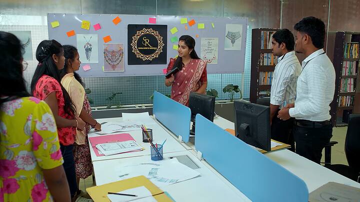 దుగ్గిరాల కంపెనీలో ఓ ఉద్యోగి శాలరీ అడ్వాన్స్ అడిగితే..డబ్బులు లేవు అకౌంట్లో అని చెబుతాడు మేనేజర్. ఆ మాట విని మిగిలిన ఉద్యోగులంతా రెండు రోజుల్లో జీతాలివ్వాలి ఇస్తారా ఇవ్వరా బోర్డుతిప్పేస్తారా అని మాట్లాడుకుంటారు. ఆ మాటలు విన్న కావ్య పెద్ద క్లాస్ వేస్తుంది.