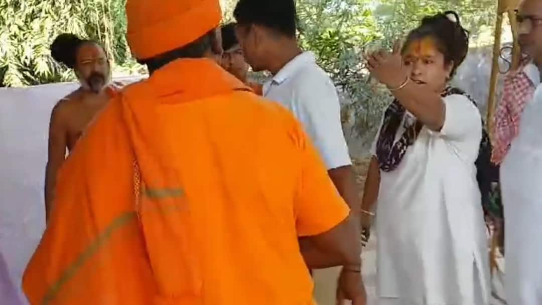 Narmada News a Sadhvi hits laps to Sadhu in the Land Controversy in Narmada Dhaneshwar Ashram થપ્પડ મારુંગી... જમીન વિવાદમાં સાધ્વીએ સાધુને થપ્પડ ઝીંકી દીધી, બન્નેને બાખડતો વીડિયો આવ્યો સામે
