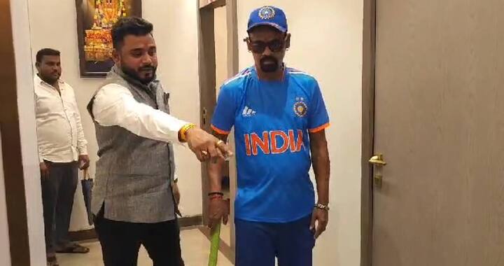 मै छोंडूगा नही... असे म्हणत विनोद कांबळीने पुष्पास्टाईल करुन हॉस्पीटलमध्येच क्रिकेट खेळून दाखवले, तसेच छक्का मारल्याचंही त्याने म्हटलं.