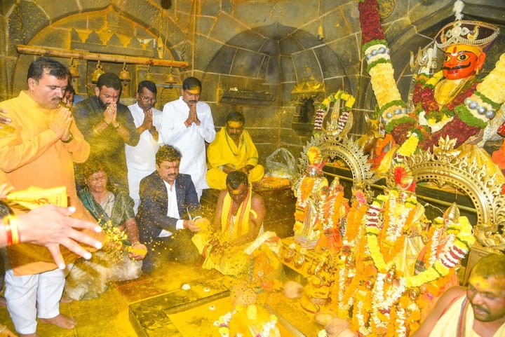 विधान परिषदेचे सभापती राम शिंदे यांनी नवीन वर्षाच्या पहिल्याच दिवशी अखंड महाराष्ट्राच कुलदैवत असलेल्या जेजुरी गडावर दाखल होत श्रीखंडेरायाच सहकुटुंब दर्शन घेतलं.