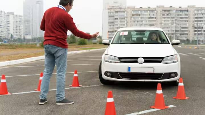 ડ્રાઇવિંગ લાઇસન્સ બે રીતે ઇશ્યૂ કરવામાં આવે છે. સૌ પ્રથમ ડ્રાઇવરને લર્નિંગ લાયસન્સ આપવામાં આવે છે. આ પછી તમારે ડ્રાઇવિંગ ટેસ્ટ આપવો પડશે.