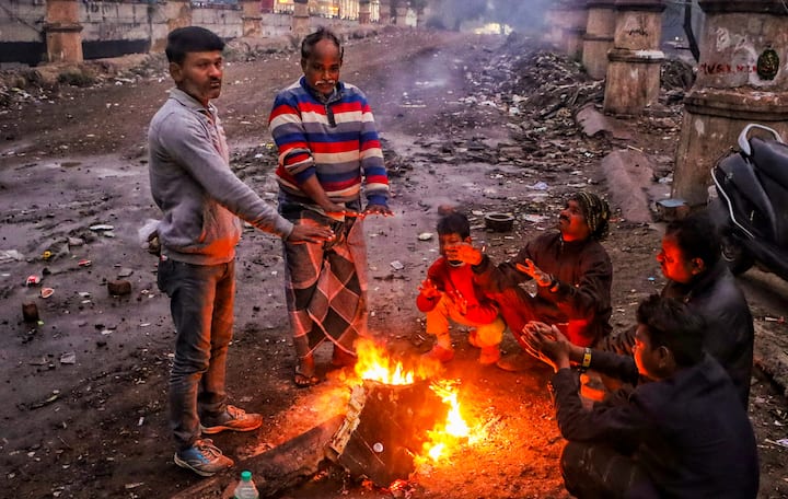 Meanwhile, people of Delhi are resorting to bonfires to escape the harshness of winter. According to the Meteorological Department, the mercury may drop further in the coming days.