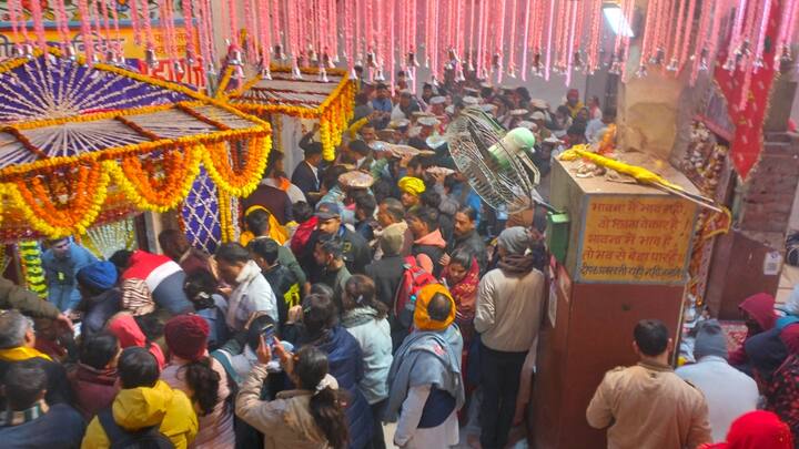 गोवर्धन महाराज में इस दौरान भक्तों में जबर्दस्त उत्साह दिखाई दिया. लोगों ने फूल बसरा कर और भोग लगाकर पूजा अर्चना की. इस दौरान भारी मात्रा में श्रद्धालु पहुंचे थे.