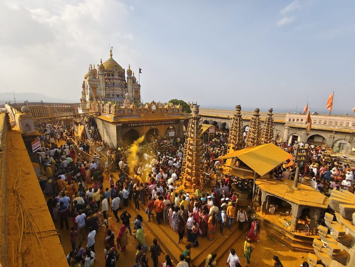 राम शिंदे यांच्या हस्ते देवस्थानच्या कार्यालयामध्ये देवस्थानच्या दिनदर्शिकेच प्रकाशन करण्यात आलं.