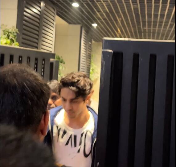 आर्यन खान की बात करें तो वो कैजुअल लुक में दिखे. उन्होंने व्हाइट टीशर्ट के साथ ब्लू जैकेट कैरी की. इसकी साथ ब्लैक पैंट कैरी किया. उन्होंने सिल्वर स्नीकर स्टाइल किए.