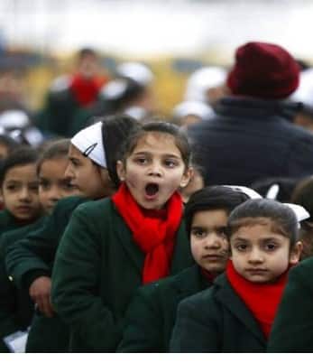 ਇਸ ਲਈ ਸੋਸ਼ਲ ਮੀਡੀਆ ਉਪਰ ਸਕੂਲਾਂ ਦੀਆਂ ਛੁੱਟੀਆਂ ਵਧਣ ਦੀ ਚਰਚਾ ਛਿੜੀ ਹੋਈ ਹੈ। ਬੇਸ਼ੱਕ ਅਜੇ ਤੱਕ ਪੰਜਾਬ ਸਰਕਾਰ ਨੇ ਇਸ ਬਾਰੇ ਕੋਈ ਆਦੇਸ਼ ਜਾਰੀ ਨਹੀਂ ਕੀਤਾ, ਪਰ ਸੂਤਰਾਂ ਦਾ ਕਹਿਣਾ ਹੈ ਕਿ ਜੇਕਰ ਮੌਸਮ ਖਰਾਬ ਰਹਿੰਦਾ ਹੈ ਤਾਂ ਛੁੱਟੀਆਂ ਵਧ ਸਕਦੀਆਂ ਹਨ। ਦਰਅਸਲ ਮੌਸਮ ਵਿਭਾਗ ਨੇ ਅਲਰਟ ਜਾਰੀ ਕੀਤਾ ਹੈ ਕਿ ਨਵੇਂ ਸਾਲ ਦੇ ਪਹਿਲੇ ਹਫਤੇ ਚੰਡੀਗੜ੍ਹ, ਪੰਜਾਬ ਤੇ ਹਰਿਆਣਾ 'ਚ ਬਾਰਸ਼ ਤੇ ਧੁੰਦ ਦਾ ਕਹਿਰ ਵੇਖਣ ਨੂੰ ਮਿਲੇਗਾ।