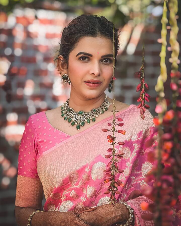 सोशल मीडियावर नेहमीच सक्रिय असणारी ही जोडी कोणत्या ना कोणत्या कारणामुळे चर्चेत असते. मिताली तर तिच्या बोल्ड फोटोशूटमुळे विशेष चर्चेत असते