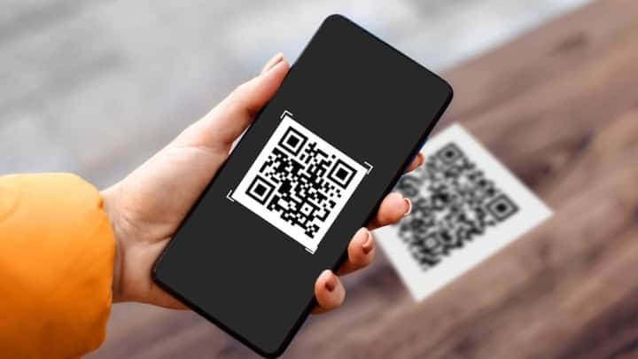 QR Code यानी क्विक रिस्पांस कोड. QR Code कोड के जरिए आप किसी भी शॉप पर जाकर ऑनलाइन पेमेंट कर सकते हैं. लेकिन  इन दिनों लोग इससे स्कैम का भी शिकार हो रहे हैं. लोगों को इससे काफी नुकसान हो रहा है.