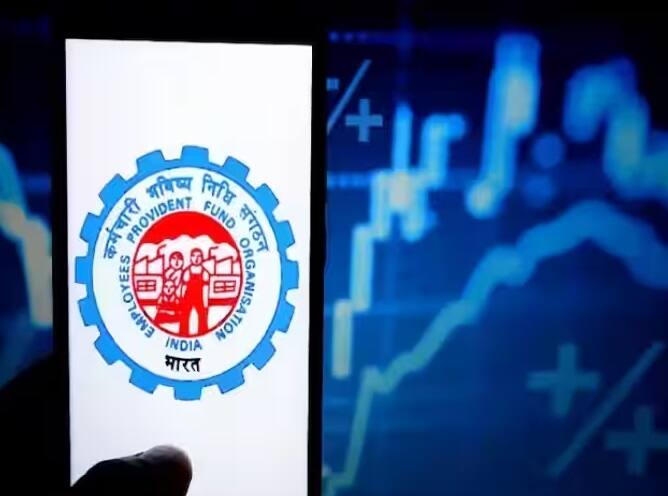 वेबसाइट पर जाकर आपको दाहिनी ओर यूएएन और पासवर्ड का विकल्प दिखाई देगा जिसमें आपको विवरण दर्ज करके और कैप्चा भरकर लॉग इन करना होगा।