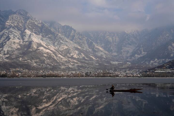 टाइमिंग की बात करें तो वंदे भारत ट्रेन सुबह 8 बजकर 10 मिनट पर कटरा से निकलेगी और करीब 11:20 पर श्रीनगर पहुंच जाएगी. वहीं मेल एक्सप्रेस सुबह 9:50 और दोपहर तीन बजे कटरा से चलेगी. करीब तीन घंटे में लोग श्रीनगर पहुंच जाएंगे.