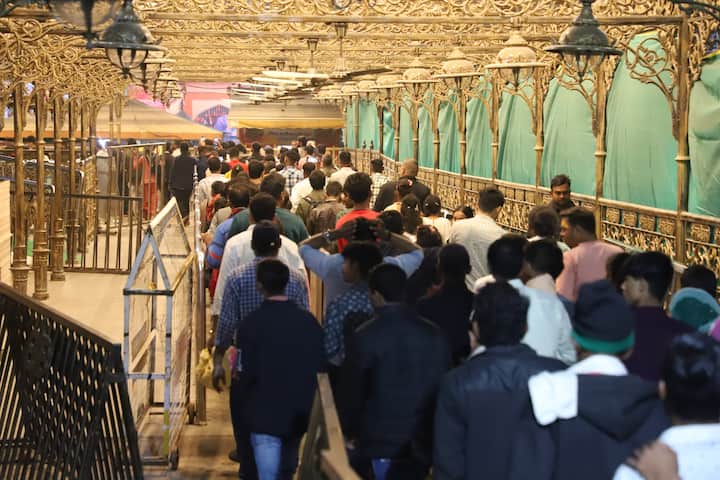 इस दौरान शीघ्र दर्शन की व्यवस्था से मंदिर को 5 लाख रुपये से ज्यादा की आमदनी भी हुई है. महाकालेश्वर मंदिर समिति के प्रशासक और उज्जैन के एडीएम अनुकूल जैन ने बताया कि श्रद्धालुओं को एक घंटे के भीतर भगवान महाकाल के दर्शन हुए. मंदिर समिति की भी यही कोशिश थी कि श्रद्धालुओं को जल्द ही भगवान के दर्शन हो सकें.