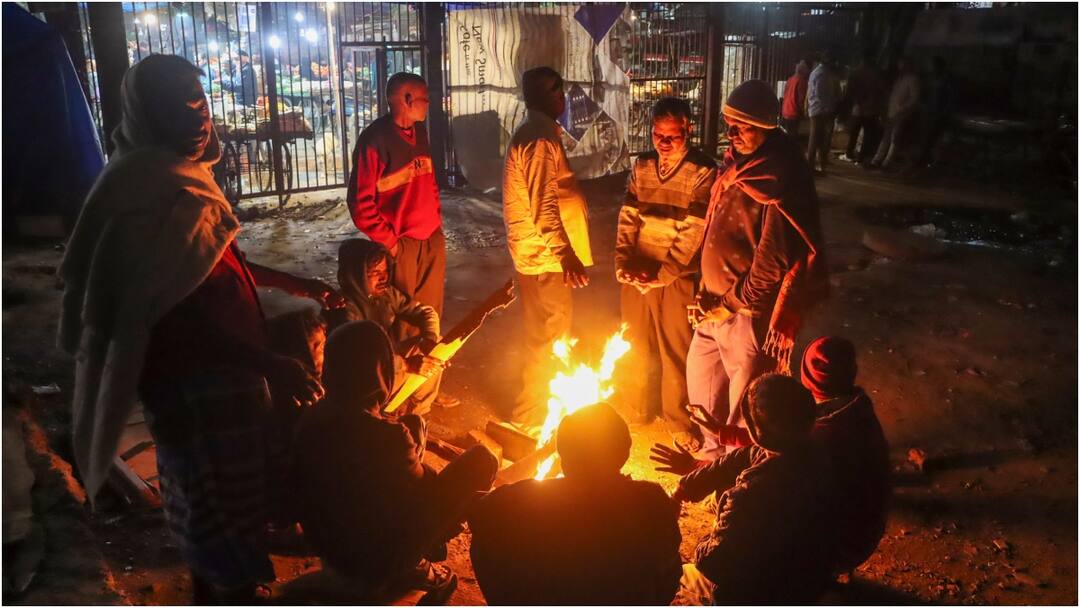 Delhi Weather: नए साल के पहले दिन भीषण ठंड और सर्द हवा ने किया परेशान, दिल्ली में अलर्ट जारी, कब होगी बारिश? Delhi Weather Update mausam heavy fog and coldwave vibhag yellow alert today Delhi Weather: नए साल के पहले दिन भीषण ठंड और सर्द हवा ने किया परेशान, दिल्ली में अलर्ट जारी, कब होगी बारिश?