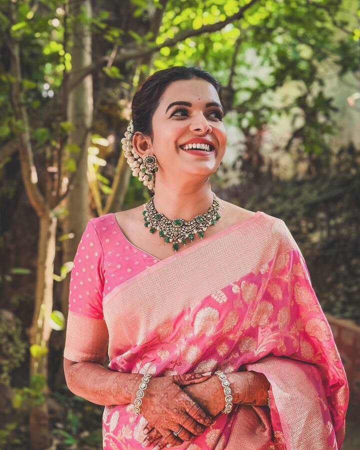 अभिनेत्री मिताली मयेकर व अभिनेता सिद्धार्थ चांदेकर ही मराठी सिनेसृष्टीतील बेधडक जोडी म्हणून ओळखली जाते.