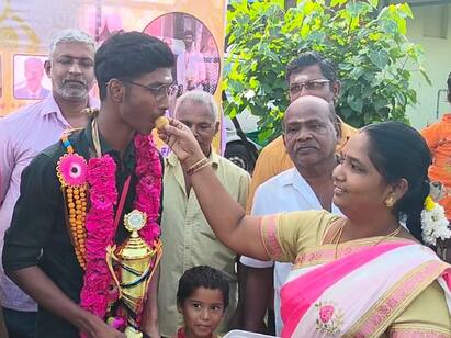 National yoga competition Karur student won gold tnn தேசிய அளவில் யோகா போட்டியில் தங்கம் வென்ற கரூர் மாணவர் - ஊர் மக்கள் உற்சாக வரவேற்பு