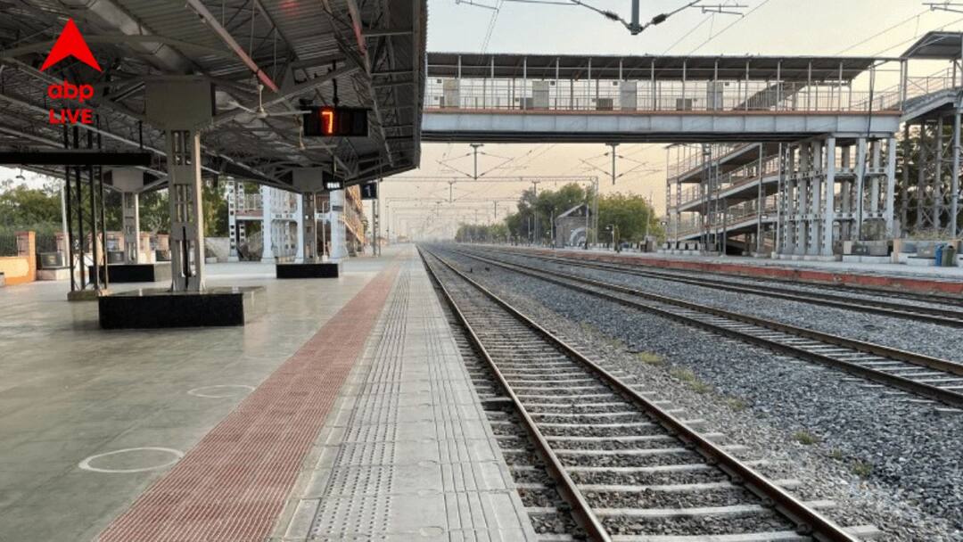 Viral Video: শীতের রাতে প্ল্যাটফর্মে ঘুমিয়ে থাকা যাত্রীদের উপর অবাধে ছেটানো হল ঠান্ডা জল ! 'অমানবিক' বলছে নেটপাড়া Viral Video Passengers doused with cold water at Lucknow Charbagh railway station watch Viral Video: শীতের রাতে প্ল্যাটফর্মে ঘুমিয়ে থাকা যাত্রীদের উপর অবাধে ছেটানো হল ঠান্ডা জল ! 'অমানবিক' বলছে নেটপাড়া