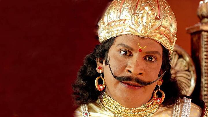 சக நடிகர்களுக்கு தயாரிப்பாளர் தான் மொத்தமாக சம்பளம் தருவார். அதனை, நானே கொடுத்து கொள்கிறேன் என்று வடிவேலு பிடிங்கிக் கொள்வாராம். அது மட்டுமின்றி தயாரிப்பாளர் அதிகமாக தான் சம்பளம் கொடுப்பார். ஆனால், வடிவேலு இவர்களுக்கு ஏன் இவ்வளவு சம்பளம் கொடுக்க வேண்டும் என்றும், தயாரிப்பாளர் கொடுக்கும் சம்பளத்தில் பாதி தான் கொடுப்பார்.