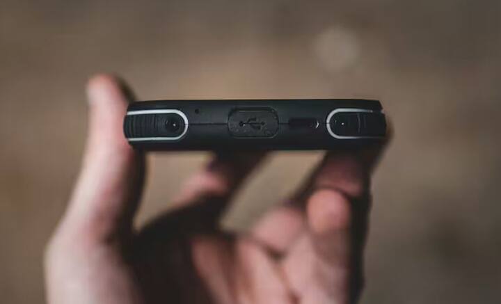 ਆਪਣੇ ਫ਼ੋਨ ਨੂੰ ਧੂੜ ਤੋਂ ਸੁਰੱਖਿਅਤ ਰੱਖੋ। ਕਈ ਲੋਕ ਇਸ ਸਮੇਂ ਨੂੰ ਨਜ਼ਰਅੰਦਾਜ਼ ਕਰ ਦਿੰਦੇ ਹਨ, ਜਿਸ ਕਾਰਨ ਤੁਹਾਡੇ ਫੋਨ ਦੇ ਪਾਰਟਸ ਅਤੇ ਸਕਰੀਨ ਜਲਦੀ ਖਰਾਬ ਹੋ ਸਕਦੇ ਹਨ।