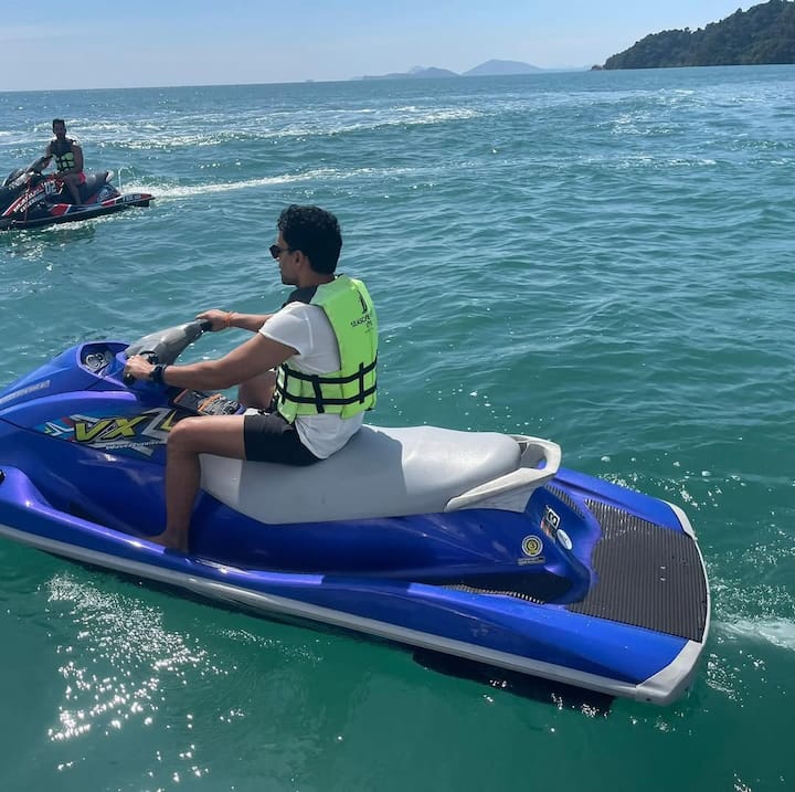 Neetu posted a heartwarming video of Ranbir running to hug Alia as the clock struck midnight on New Year’s Eve.