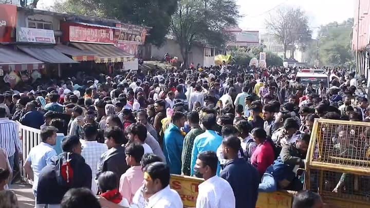 कलेक्टर नीरज कुमार सिंह ने बताया कि मंदिर में आने वाले श्रद्धालुओं से अवैध वसूली करने के मामले में पिछले दिनों पुरोहितों और मंदिर के कर्मचारियों के खिलाफ एफआईआर दर्ज कराई गई थी.