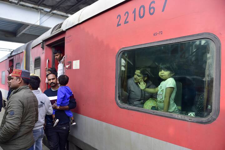 नॉर्दन रेलवे की तरफ से बताया गया है कि कटरा-श्रीनगर रूट पर कुल तीन ट्रेनों को चलाया जाएगा. इनमें से एक वंदे भारत और दो एक्सप्रेस ट्रेनें हैं. जिनका उद्घाटन पीएम मोदी जल्द कर सकते हैं.