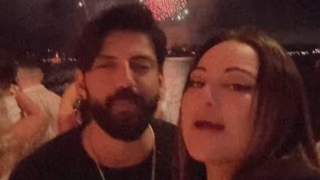 Sonakshi Sinha Called 'Hypocrite' For Enjoying Firecrackers On New Year's Eve In Australia Sonakshi Sinha Called 'Hypocrite' For Enjoying Firecrackers On New Year's Eve In Australia