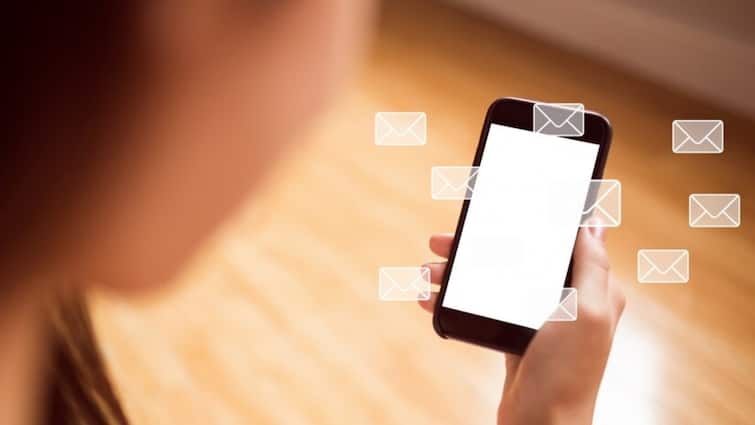 scammers are sending fake free recharge message to lure people trai warns users क्या आपके पास आया है फ्री रिचार्ज का SMS? भूलकर भी न करें भरोसा, TRAI ने बताया है स्कैम