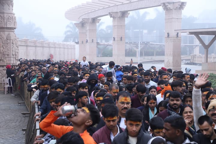 महाकालेश्वर मंदिर के प्रशासक अनुकूल जैन ने बताया कि इस बार मंदिर समिति की ओर से वीआईपी के साथ शीघ्र दर्शन व्यवस्था का लाभ लेने वाले अन्य श्रद्धालुओं की भी रसीद काटी गई है. वीआईपी ने भी मंदिर की इस व्यवस्था में सहयोग किया है.