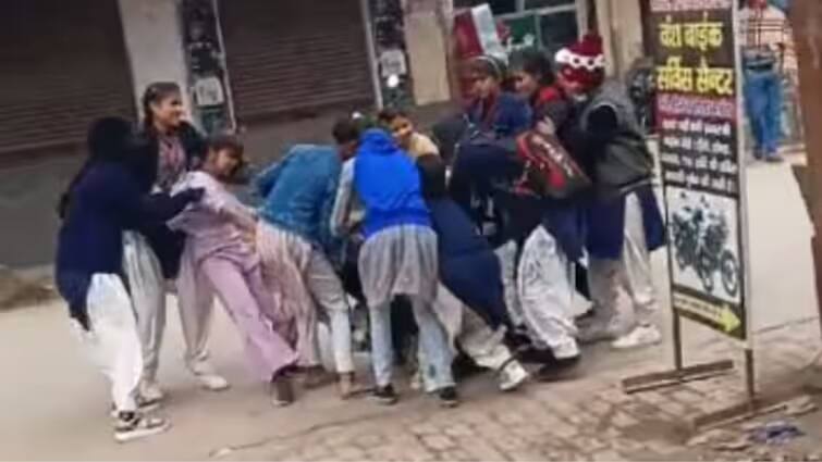 Two UP Girls Punch And Pull Each Other By Hair In Baghpat Over Liking Same Boy Watch Video: சாலையில் கட்டி புரண்டு, முடியை பிடித்து அடித்துக்கொண்ட பள்ளி மாணவிகள் - ஒரே நபரை காதலித்ததால் விபரீதம்