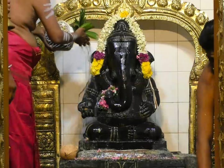 கரூர் ஸ்ரீ கற்பக விநாயகர் ஆலயத்தில் ஆங்கில புத்தாண்டு சிறப்பு அபிஷேகம்