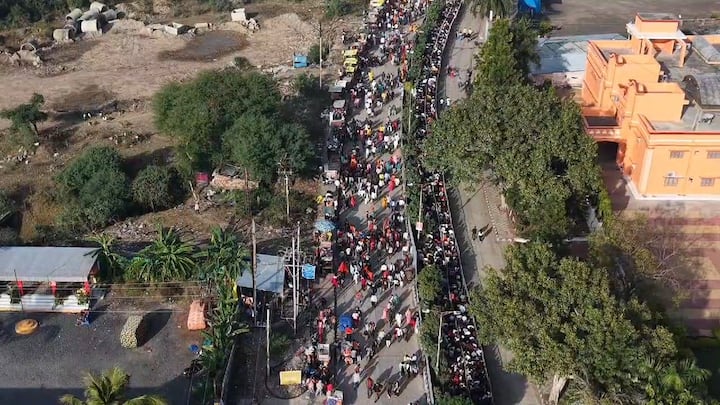 नए साल के पहले दिन मध्य प्रदेश सरकार के कई मंत्री, विधायक महाकाल के दरबार में पहुंचे थे. उनके साथ जाने वाले लोगों की मंदिर समिति की ओर से 250 रुपये की रसीद काटी गई. इसके बाद उन्हें शीघ्र दर्शन व्यवस्था का लाभ दिया गया.