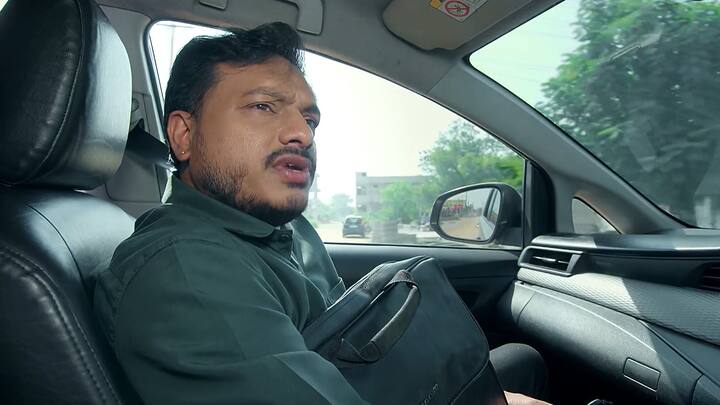 సావిత్రి కథ విని కావ్య నవ్వుతుంది..ఇంతలో హోమ్ లోన్ వచ్చిందని చెప్పి కావ్యకు థ్యాంక్స్ చెబుతాడు. కావ్య చేయి పట్టుకునేలోగా రాజ్ కారు బ్రేక్ వేస్తాడు. ఏంటా కారు నడపడం అని మాట్లాడుతూ వెనక్కు వెళ్లి కూర్చుంటాడు. కావ్యను పొగుడుతూ ఉంటాడు. రాజ్ రగిలిపోతుంటాడుయ