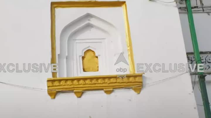 इसके साथ ही आसपास के दो अन्य स्तंभों पर बनी आकृति को द्वारपाल शैली का मिलने की बात कही जा रही है. मूल इमारत के मौजूद 2 आलो पर बनी आकृति को घंटी का निशान बताया जा रहा है.