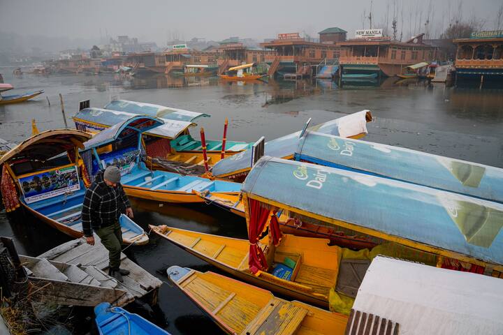 मीडिया रिपोर्ट्स में बताया जा रहा है कि इसी महीने आखिर तक कटरा से श्रीनगर की ये ट्रेन सर्विस शुरू हो सकती है. जिसके कुछ दिन पहले बुकिंग शुरू हो जाएगी.