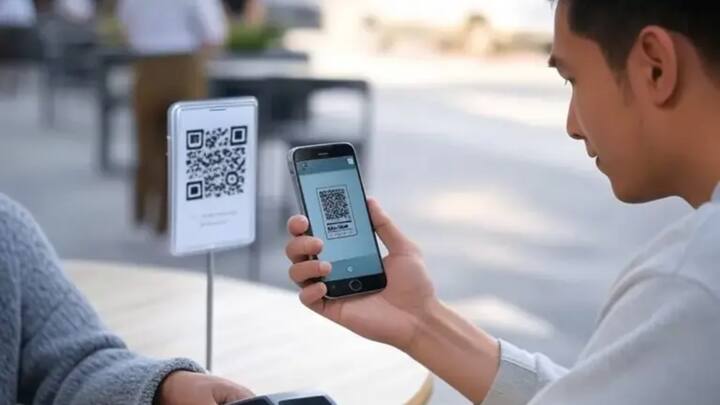 अनजान व्यक्ति मैसेज या ईमेल के जरिए आपको QR कोड भेजे तो उसे पूरी तरह इग्नोर करें. इससे आपको फोन में वायरस या सॉफ्टवेयर इंस्टॉल हो सकते हैं.