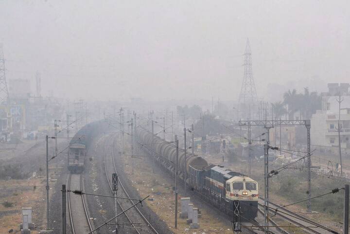 अब लोगों का ये सपना पूरा होने जा रहा है. दिल्ली-श्रीनगर वंदे भारत ट्रेन के बाद अब कटरा से भी कश्मीर तक ट्रेन चलने जा रही हैं, सबसे खास बात ये है कि एक-दो नहीं बल्कि तीन ट्रेनों की शुरुआत हो रही है.
