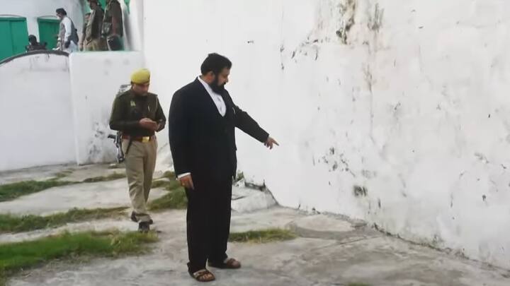 इसके अलावा नीले रंग का आर्कियोलॉजिकल सर्वे ऑफ इंडिया का एक शिलालेख भी मौजूद होने का दावा किया गया है.