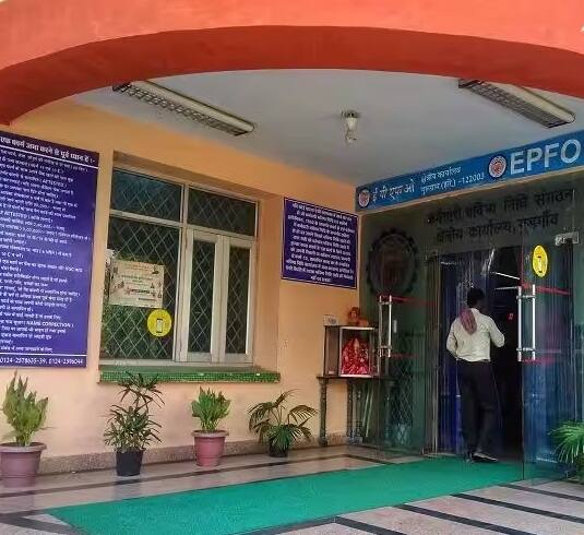 अब नए पेज पर आपको दाईं ओर ऑनलाइन सर्विसेज टैब पर क्लिक करना होगा और ड्रॉप-डाउन सूची से फॉर्म (फॉर्म-31,19,10सी और 10डी) का चयन करना होगा।