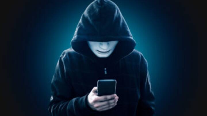 ऐसे में हम आपको कुछ टिप्स बता रहे हैं, जिसके जरिए आप इस स्कैम से बच सकते हैं. किसी भी QR कोड को स्कैन करने या उससे पेमेंट करने से पहले आप उसकी डिटेल्स जरूर चेक कर लें.