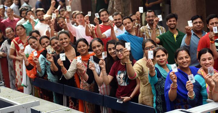 आपको सबसे पहले https://ceodelhi.gov.in की वेबसाइट पर जाना होगा उसके बाद Check your name in the Electoral Roll पर क्लिक करना होगा.