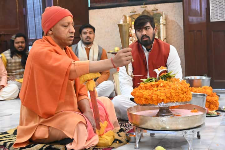 गोरक्षपीठाधीश्वर एवं मुख्यमंत्री योगी आदित्यनाथ ने शुक्रवार प्रातः बेला में गोरखनाथ मंदिर में रुद्राभिषेक कर भगवान भोलेनाथ से राष्ट्र कल्याण और सभी नागरिकों के सुख-समृद्धि की प्रार्थना की.