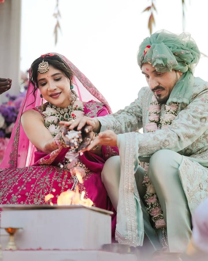 சினிமாவில் சாதிக்க நினைக்கும் பலருக்கு, ஏணியாக இருந்து உதவியுள்ளது பிக்பாஸ் நிகழ்ச்சி. கடந்த 2019-ஆம் ஆண்டு கமல்ஹாசன் தொகுத்து வழங்கிய பிக்பாஸ் சீசன் 3 நிகழ்ச்சியில் கலந்து கொண்ட போட்டியாளர்களின் ஒருவர் தான், சாக்ஷி அகர்வால்.