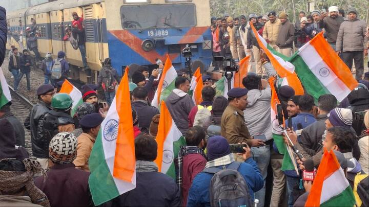 जन सुराज पार्टी के संस्थापक प्रशांत किशोर BPSC 70वीं पीटी परीक्षा को रद्द कराने की मांग को लेकर गांधी मैदान में आमरण अनशन पर बैठे हैं.