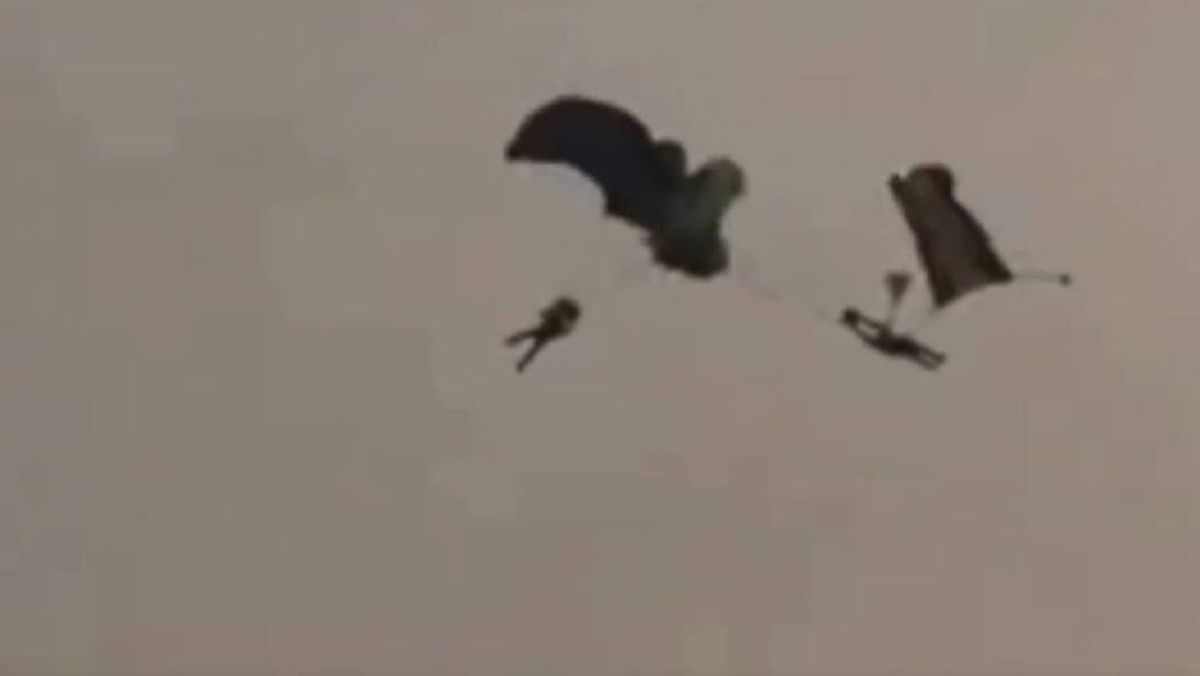 Indian Navy Paragliders Drop To Sea Off Andhra Coast After Get Entangled During Ops Demo Watch Video Video: வானில் அதிர்ச்சியளிக்கும் காட்சிகள்: பாராசூட்டில் சிக்கிய 2 அதிகாரிகள்: நடந்தது என்ன?