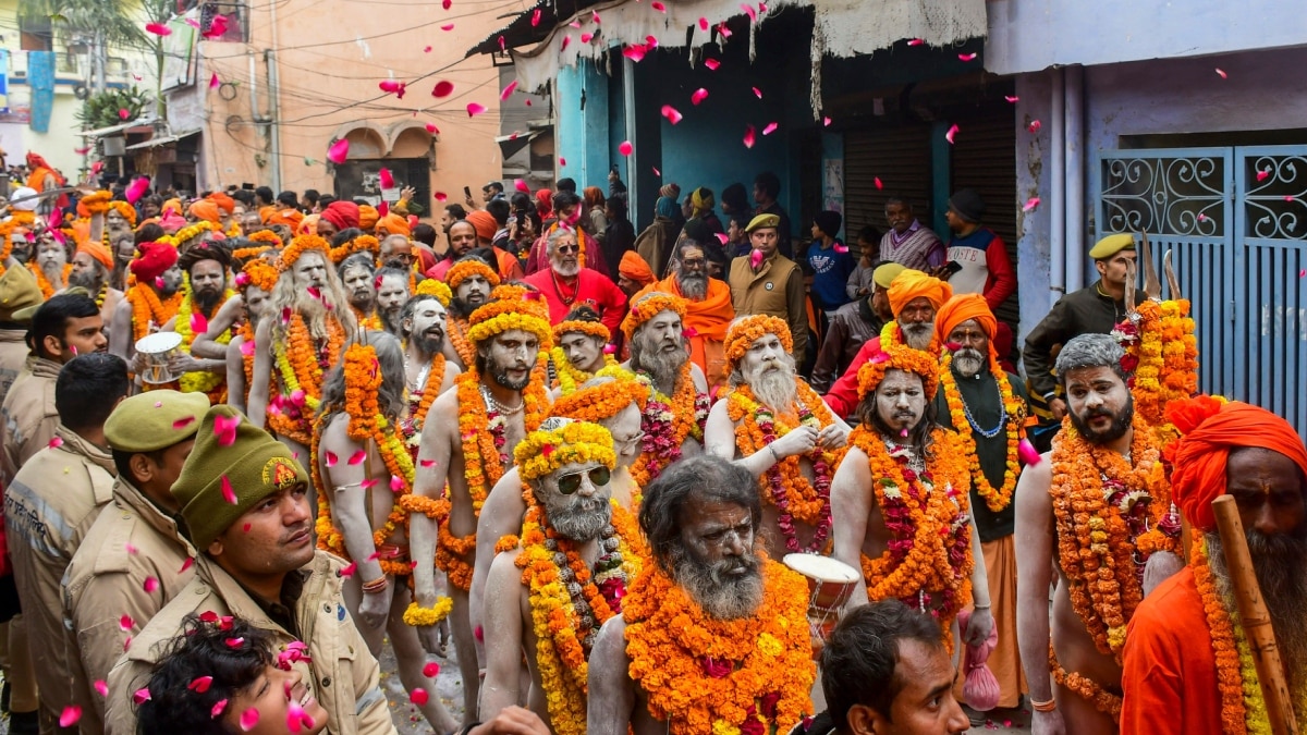 महाकुंभ में श्री पंचायती अखाड़ा महानिर्वाणी का भव्य छावनी प्रवेश, दिखा सबसे अलग अंदाज