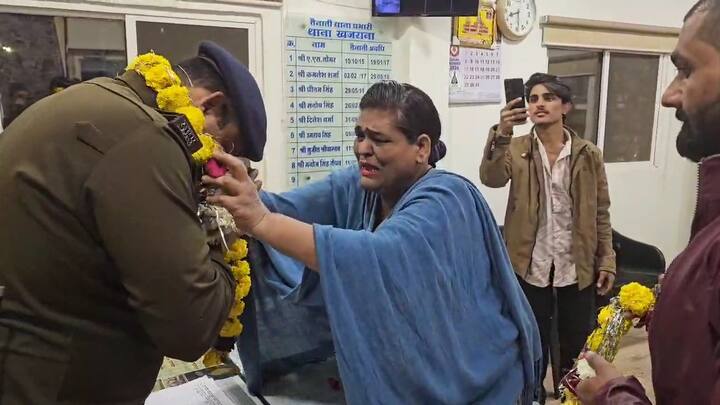 इसके लिए उनके परिवार ने काफी संघर्ष किया था, लेकिन 10 अक्टूबर 2024 को यह सीडी डीलक्स बाइक चोरी हो गई, जिसकी रिपोर्ट खजराना थाने में दर्ज कराई गई. पुलिस अधिकारियों ने मेरे बेटे की बाइक को ढूंढ निकाला, जिसके बाद उन्होंने पुलिस अधिकारियों का शुक्रिया अदा करने की सोची.