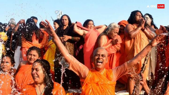 महिला नागा साधु को सिर्फ गेरुए रंग का बिना सिला वस्त्र पहनने की इजाजत होती है, लेकिन महिला नागा साधु अगर चाहें, तो निर्वस्त्र रह सकती हैं.
