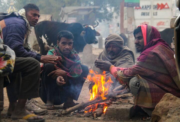 दिल्ली में शुक्रवार की सुबह 9 बजे वायु एक्यूआई 351 दर्ज किया गया, जो बहुत खराब श्रेणी में आता है. सुबह साढ़े आठ बजे आर्द्रता का स्तर 100 प्रतिशत रहा.