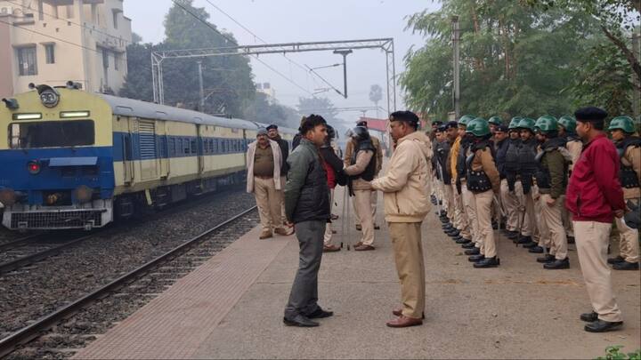 प्रशांत किशोर के खिलाफ गांधी मैदान थाने में FIR भी दर्ज की गई है. पटना जिला प्रशासन ने गुरुवार रात प्रशांत किशोर को नोटिस जारी किया था, जिसमें गांधी मैदान खाली करने की बात कही गई थी.