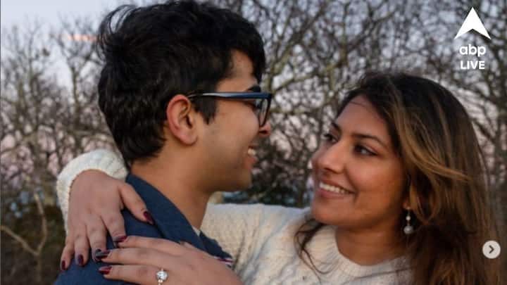 পড়াশোনা করতে গিয়ে আলাপ। দীর্ঘদিনের বন্ধুত্ব। ঘনিষ্ঠতা। প্রেম। শীতেই জীবনে নতুন বসন্ত এল স্নেহা গঙ্গোপাধ্যায়ের (Sneha Ganguly)। স্নেহা বেহালার বীরেন রায় রোডের বিখ্যাত গঙ্গোপাধ্যায় পরিবারের কন্যা। স্নেহাশিস ও মোম গঙ্গোপাধ্যায়ের একমাত্র মেয়ে। ভারতীয় দলের কিংবদন্তি ক্রিকেটার সৌরভ গঙ্গোপাধ্যায়ের (Sourav Ganguly) ভাইঝি।